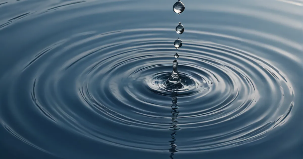 水面に一滴を垂らし、波紋が広がる瞬間。